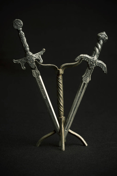 abrecartas de dos espadas de acero sobre fondo negro - Foto, imagen