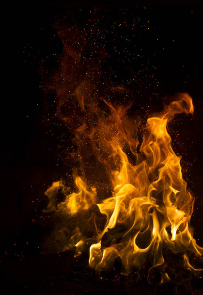 liekit, tulipalo ja tuhka mustalla pohjalla - Valokuva, kuva
