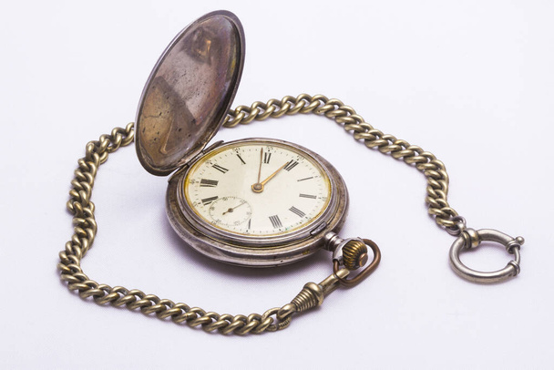 старые карманные часы с белым фоном - Фото, изображение