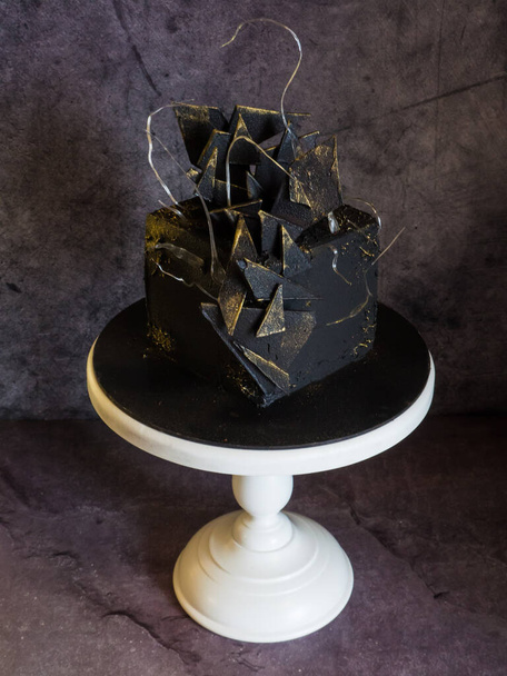современный черный квадратный шоколадный торт, покрытый велюром и украшенный изомальтом и шоколадом - Фото, изображение