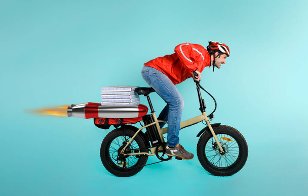 Livreur court vite comme une fusée avec vélo électrique pour livrer la pizza - Photo, image