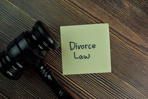 Закон о разводах писать на липких банкнотах изолированы на деревянном столе. - Фото, изображение