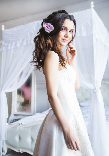Portrait of beautiful bride model with perfect makeup and hair style in light room in a morning - Foto, immagini