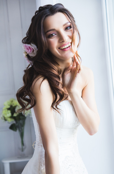 Portrait of beautiful bride model with perfect makeup and hair style in light room in a morning - Foto, afbeelding