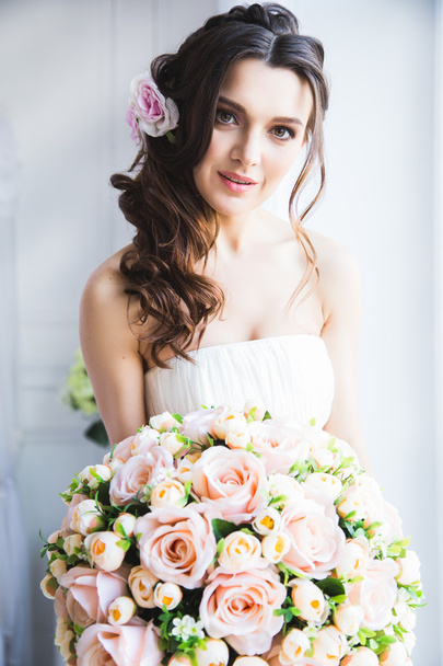 Portrait of beautiful bride model with perfect makeup and hair style in light room in a morning - Foto, imagen