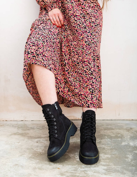 zapatos de mujer estudio de invierno de moda moderna en las piernas modelo - Foto, Imagen