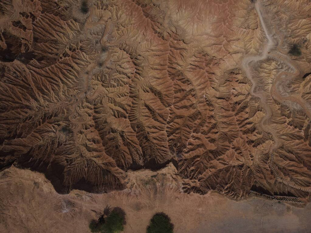 Widok z lotu ptaka Tatacoa pustynia tropikalny suchy las czerwony piasek kamień labirynt w Villavieja Neiva Huila Kolumbia Ameryka Południowa - Zdjęcie, obraz
