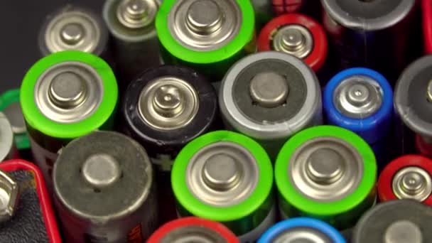 Παλιές χρησιμοποιημένες μπαταρίες διαφόρων τύπων περιστρέφονται στο πικάπ - Πλάνα, βίντεο