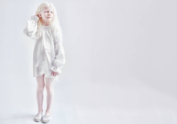 Lovely little albino girl with white hair. - Foto, afbeelding