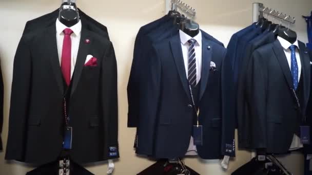 Herrenbekleidungsgeschäft. Jacken auf einem Kleiderbügel im Geschäft - Filmmaterial, Video