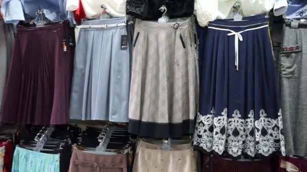 Женские юбки в магазине на продажу - Кадры, видео