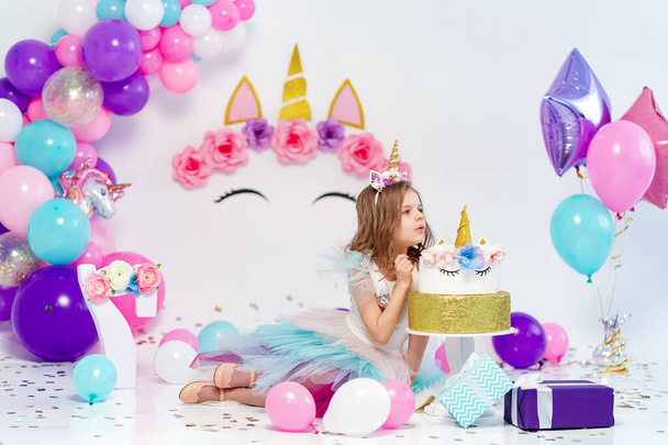 Unicorn Girl posing near happy birthday cake. Idea for decoratin - Foto, Imagem