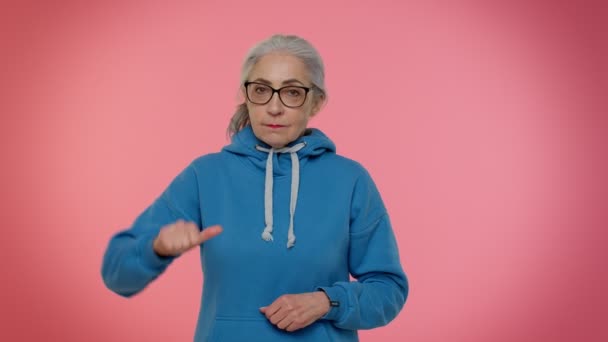 Agacé femme âgée montrant les pouces vers le bas signe geste, exprimer, désapprobation, insatisfait, dégoût - Séquence, vidéo