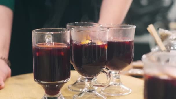 Ποτήρια ζεστού κρασιού στο τραπέζι - Πλάνα, βίντεο