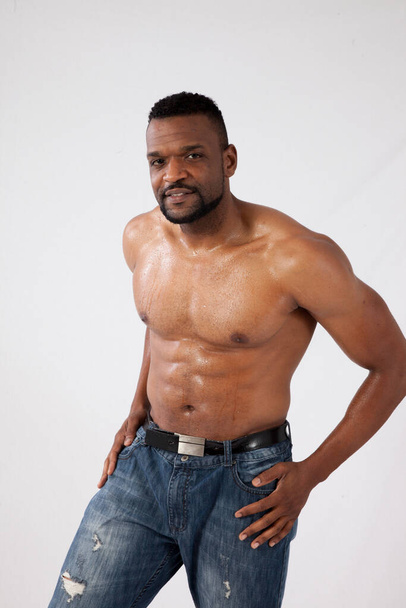 Плотный чернокожий мужчина без рубашки - Фото, изображение