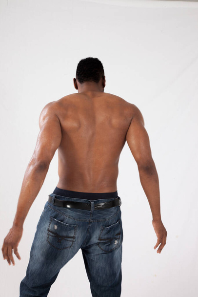 Плотный чернокожий мужчина без рубашки - Фото, изображение