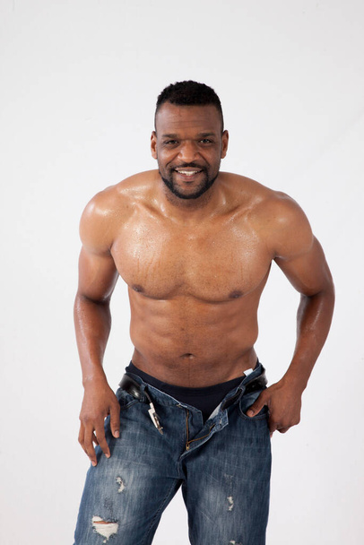 Happy black man with a bare chest - Foto, afbeelding