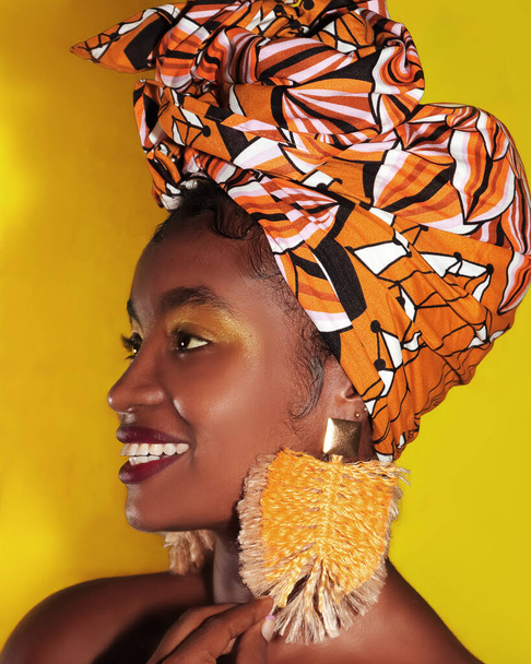Joven Mujer afro / negra bella con turbante y aretes culturales, de perfil. - Foto, imagen