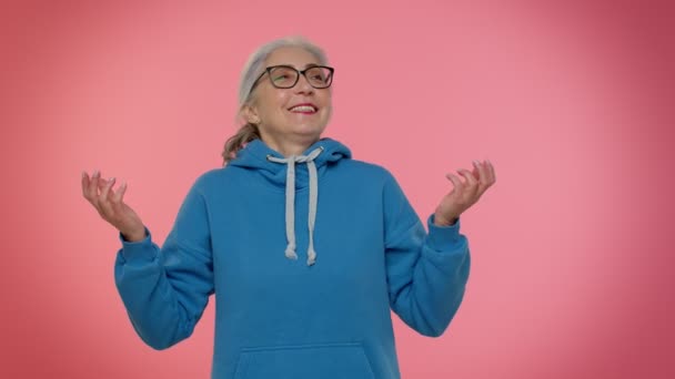 Onnellinen iloinen vanhempi vanha mummo nainen nauraa ääneen kuultuaan naurettavaa anekdoottia, hauska vitsi - Materiaali, video