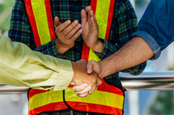 Partnership. team of construction worker shaking hand with customer after finishing up business meeting to greeting start up project contract at construction site, business and contractor concept - Foto, Imagen