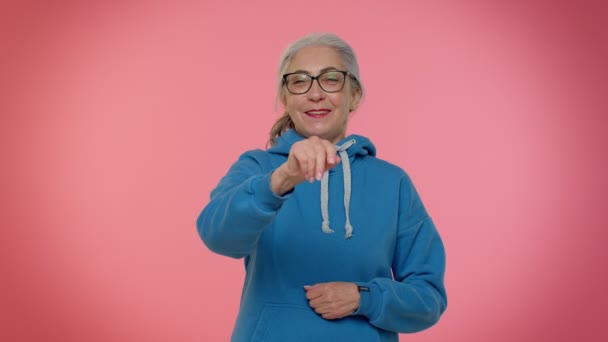 Ouderen geamuseerde vrouw wijzen vinger naar camera lachen hardop van belachelijke verschijning grappige grap - Video