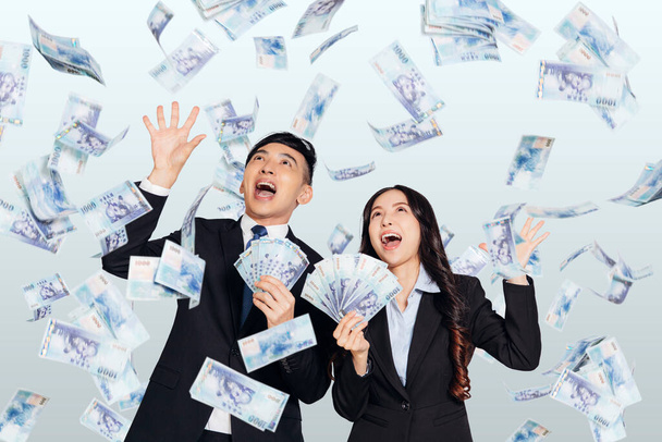 Возбужденные молодой бизнесмен и женщина с долларами под денежным дождем - Фото, изображение