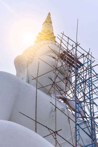 Fehér Nagy Buddha, Wat Khao Chong Chad Nong Wua Sor-ban. Udon Thani tartomány, Thaiföld. Portré mérete - Fotó, kép