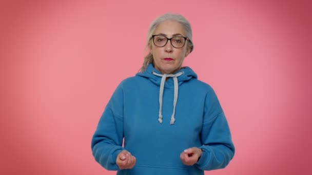 Verontrust gefrustreerde geïrriteerde oudere oude vrouw ruziemaken, vragen reden van conflict, waarom zo koppig - Video
