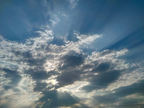 Scénický východ slunce, mraky a sluneční paprsky - Fotografie, Obrázek
