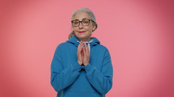 Sneaky mature grand-mère femme réfléchissant sur l'idée méchante sournoise, triche rusé, blagues et farces - Séquence, vidéo