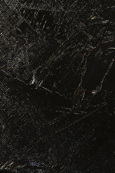 Scuro sfondo creativo tela di lino grezzo irregolarmente coperto con fondo nero, riflessi di luce. Tonificazione, sfocatura, messa a fuoco selettiva.  - Foto, immagini