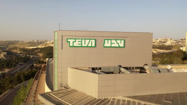Aerial view over Teva Pharmaceutical Industries Facility, JerusalemTeva Pharmaceutical Industries Ltd. είναι μια ισραηλινή πολυεθνική φαρμακευτική εταιρείαJerusalem, Israel, April, 20,2021 - Πλάνα, βίντεο