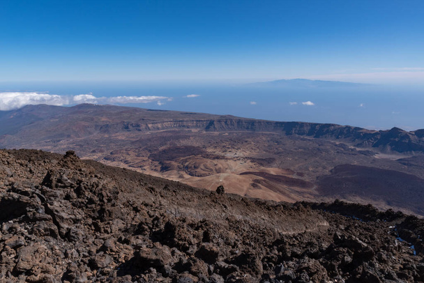 Vue depuis le volcan Caldera Teide Las Canadas avec lave solidifiée et mont Montana Blanca. Parc national Teide, Tenerife, Îles Canaries, Espagne. - Photo, image