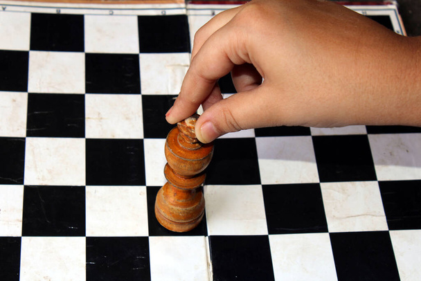 un jeu d'échecs jouer un enfant - Photo, image