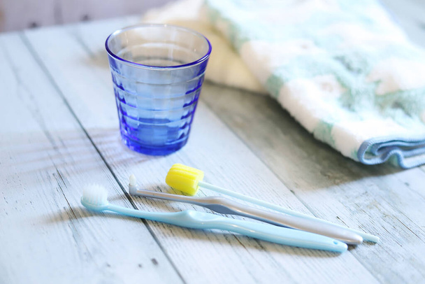 Copa de vidrio, cepillo de dientes, productos de cuidado oral, imagen de cuidado dental - Foto, imagen