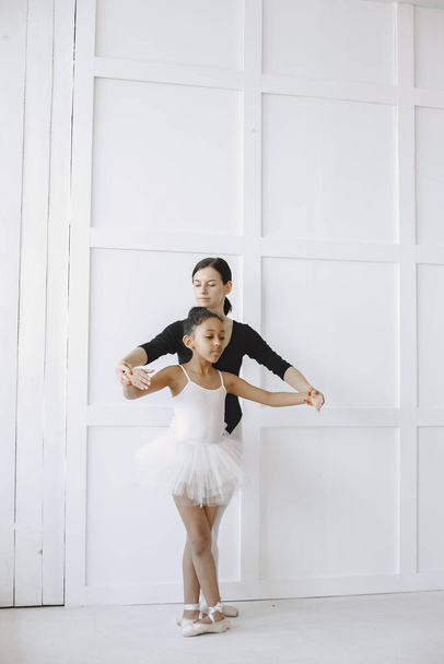 African little girl is studying ballet - Valokuva, kuva