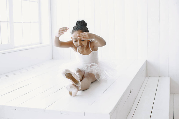 African cild girl is studying ballet - Foto, Imagen