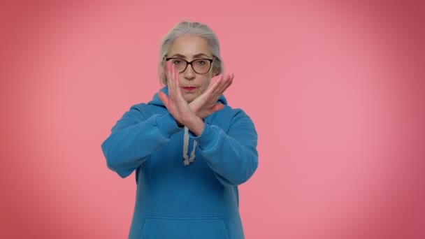 Anziani nonna dai capelli grigi donna dire no stop gesto, avviso di finitura, accesso vietato in declino - Filmati, video