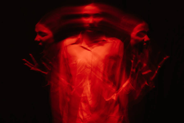 retrato assustador borrado de uma bruxa fantasma menina em uma camisa branca - Foto, Imagem