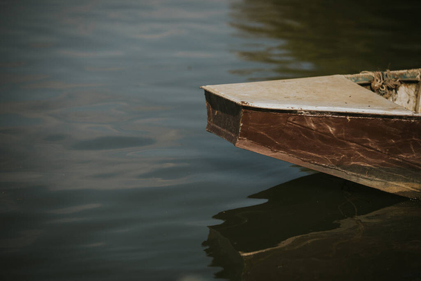 A closeup shot of a boat on the lake - Foto, Bild