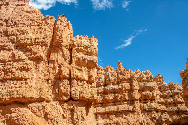 A természetes szikla kialakulása Red Rocks Hoodoos a Bryce Canyon Nemzeti Park, Utah - Fotó, kép