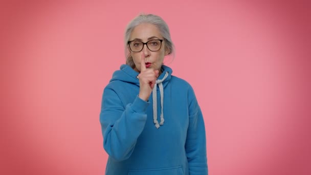 Anciana mayor sacude el dedo y diciendo No, tenga cuidado, evitar errores de peligro, señal de desaprobación - Metraje, vídeo