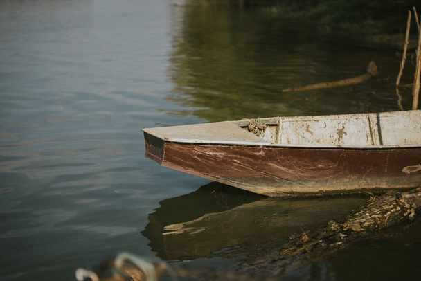 Μια παλιά ξύλινη ψαρόβαρκα σε μια λίμνη - Φωτογραφία, εικόνα