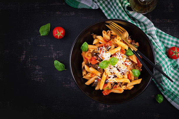 Patlıcanlı makarna. Patlıcan, domates, ricotta peyniri ve fesleğenli geleneksel İtalyan yemeği. Üst görünüm, genel görünüm, kopyalama alanı - Fotoğraf, Görsel