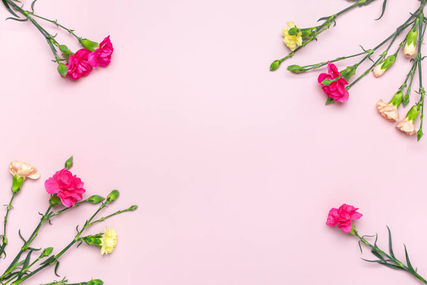 bouquet di garofano rosa fiore isolato su sfondo rosa Top view Flat lay Holiday card 8 marzo, Buon San Valentino, Madri, Memoriale, Concetto di giorno degli insegnanti - Foto, immagini