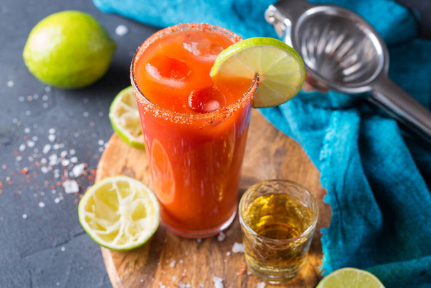 Meksikolainen alkoholi cocktail Chavela tarjoillaan tequila ammuttu - Valokuva, kuva