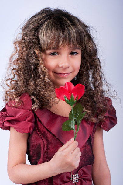 Bella bambina con rosa
 - Foto, immagini