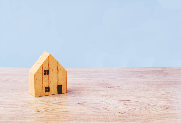 Modele domów drewnianych, ubezpieczenia inwestycyjne i zakup domu, koncepcja nieruchomości - Zdjęcie, obraz