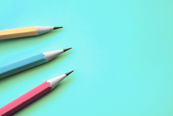 Κοντινό πλάνο πολύχρωμα μολύβια σε μπλε χρώμα φόντο με αντίγραφο χώρο - Φωτογραφία, εικόνα