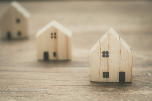 Modelo de casa en madera background.investment seguros y concepto de hipoteca de compra de vivienda - Foto, Imagen